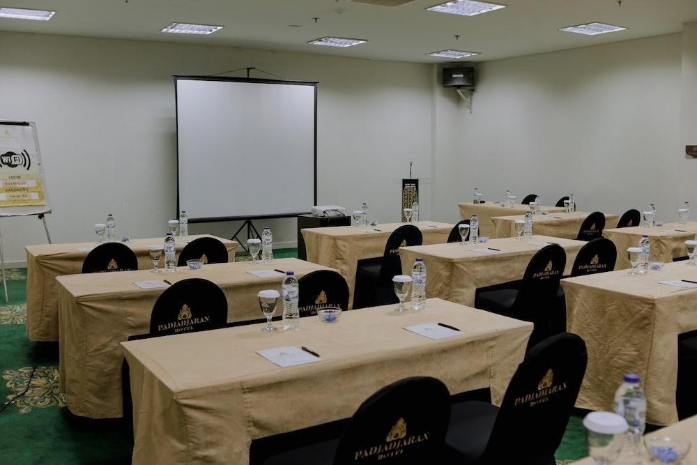Padjadjaran Hotel Богор Екстериор снимка